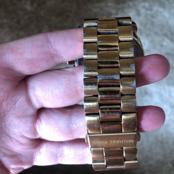 MICHAEL KORS Gold Oversized Runway Watch - Picture 5 of 7